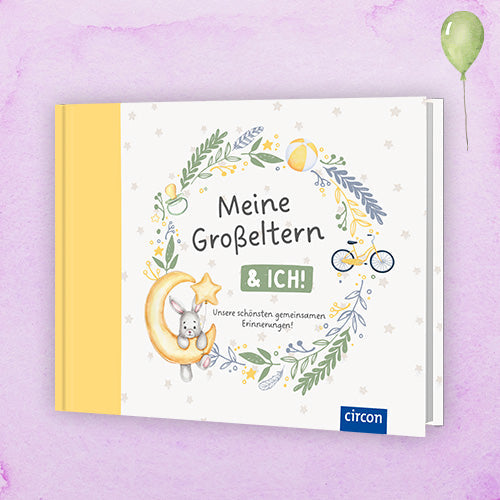 Das Bild zeigt das Eintragealbum mit dem Titel "Meine Großeltern & Ich" und ist auf einem fliederfarbenen Hintergrund abgebildet. In der rechten Ecke ist eine grüne Ballon-Illustration zu sehen.