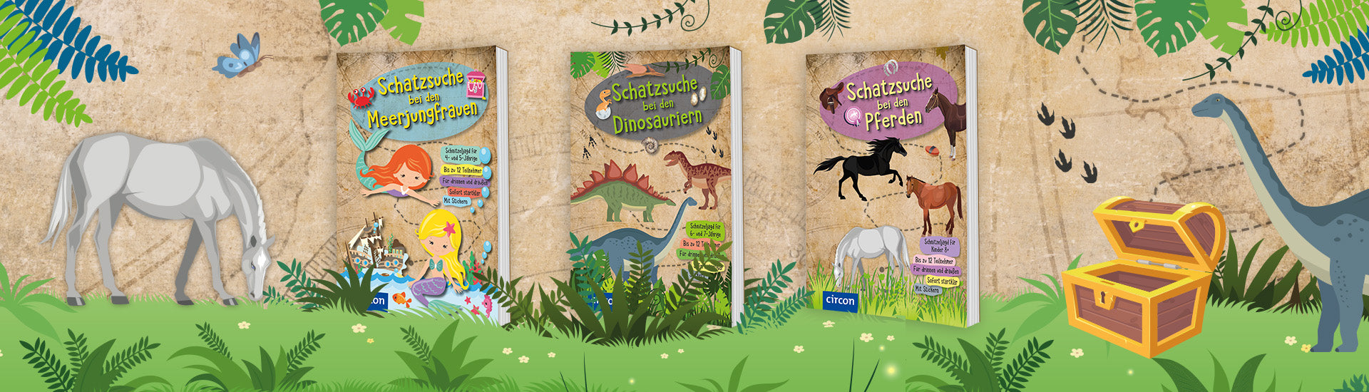 Das Bild zeigt die drei Schatzsuche-Blöcke Meerjungfrauen, Dinosaurier und Pferde für Kinder im Alter von 4 bis ab 8 Jahren. Die Blöcke stehen auf einer grünen Wiese, im Hintergrund befindet sich eine Weltkarte. Weitere Illustrationen wie ein Pferd, eine Schatztruhe und ein Dinosaurier, die den Themen der Schatzsuchen entsprechen, sind auch auf dem Bild zu sehen.