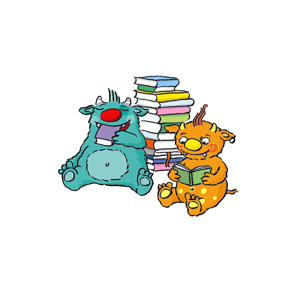 Das Bild zeigt die beiden Buchmonster mit einem Stapel Bücher im Hintergrund.