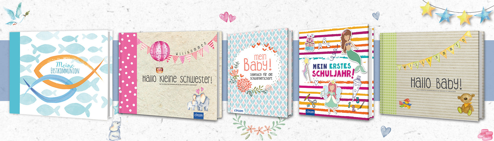 Das Bild zeigt fünf Eintragealben für besondere Anlässe: zur Kommunion, eines zur Geburt der kleinen Schwester, ein Schwangerschaftstagebuch, eines für das erste Schuljahr für Mädchen und ein Album zur Geburt in grün. Zudem ist eine Girlande abgebildet und kleine Illustrationen passend zu den Alben.