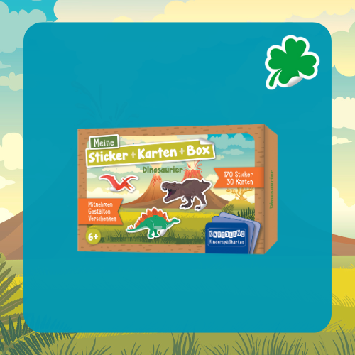 Die Kachel zeigt in der Mitte die Stickerkarten Box Dinosaurier auf blauen Hintergrund. Ganz im Hintergrund ist eine Landschaft in Form einer Illustration zu sehen. Rechts über der Kartenbox befindet sich ein Kleeblattsticker.