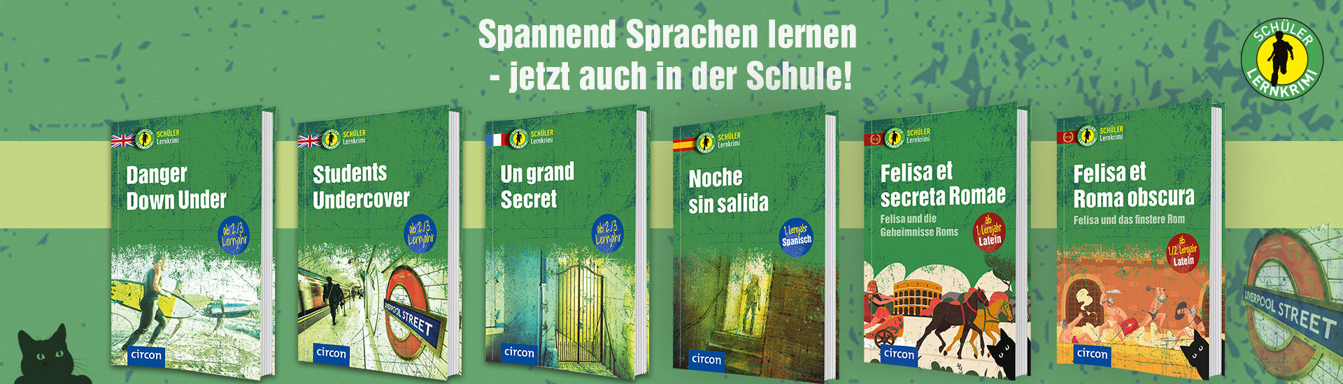 Der Banner zeigt sechs Titel der Reihe Schüler-Lernkrimi für die Sprachen Englisch, Französisch, Spanisch und Latein auf grünem Hintergrund. Im Hintergrund ist in hellgrüner, transparenter Streifen hinter den Buchcovern zu sehen. Zudem ist die schwarze Katze aus den Covern der Latein Schüler-Lernkrimis und eine Illustration aus einem der beiden Englisch Schüler-Lernkrimis abgebildet.  In der rechten oberen Ecke befindet sich das Schüler-Lernkrimi Logo.