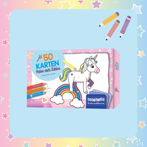 Die Kachel zeigt in der Mitte die Ausmalkarten Box Regenbogenwelt auf hellblauen Hintergrund. Ganz im Hintergrund ist ein Hintergrund mit Sternen zu sehen. Rechts über der Kartenbox befinden sich drei Stifte-Illus.