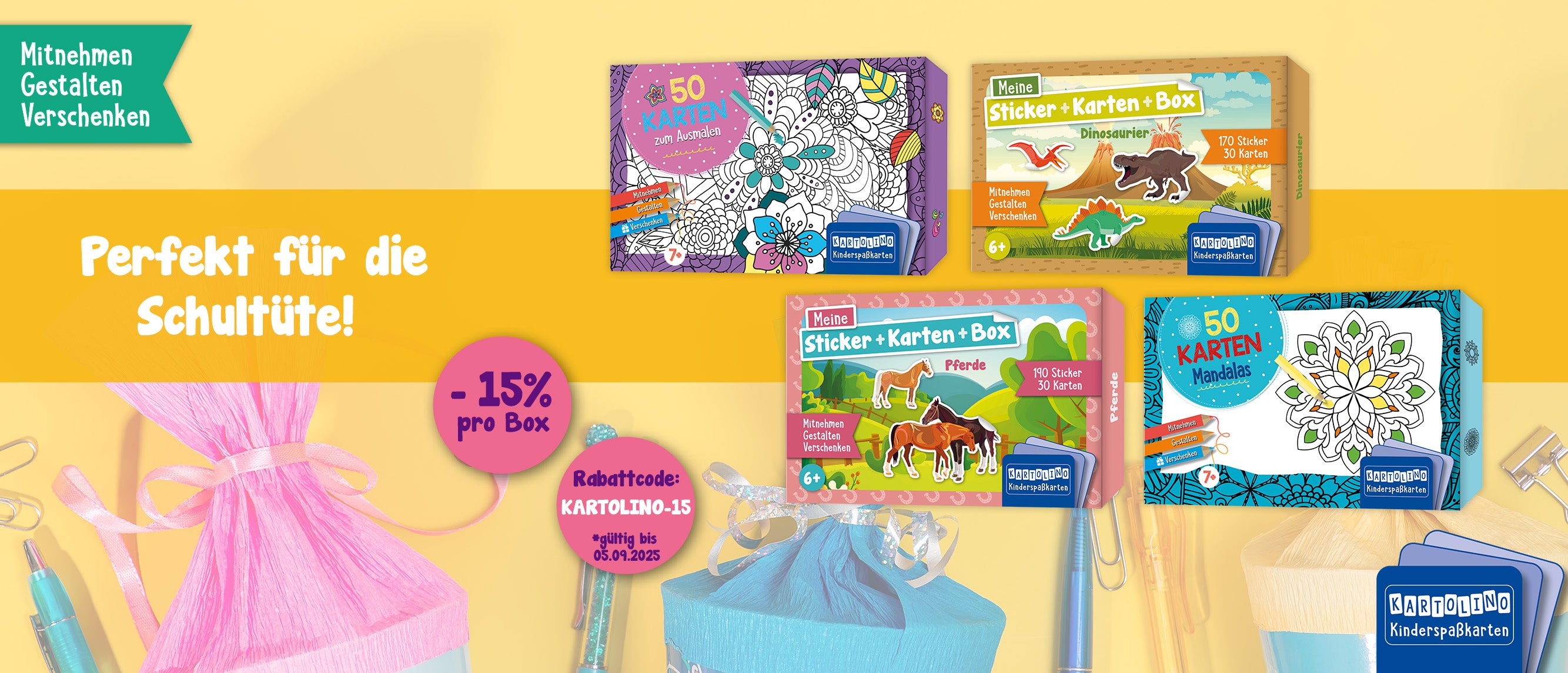 Das Bild zeigt ein Foto mit drei Schultüten und Schulmaterial als Hintergrund. Darüber liegt ein transparenter, gelber Schriftzug, auf dem steht: "Perfekt für die Schultüte!" Zudem sind vier 3D-Cover von KARTOLINO Kinderspaßkarten zum Ausmalen und Stickern abgebildet. Außerdem das KARTOLINO Kinderspaßkarten Logo, zwei pinke Button mit Hinweisen auf -15% und dem Rabattcode. In der linken, oberen Ecke ist ein türkisfarbenes Fähnchen zu sehen, auf dem steht: "Mitnehmen Gestalten Verschenken". 