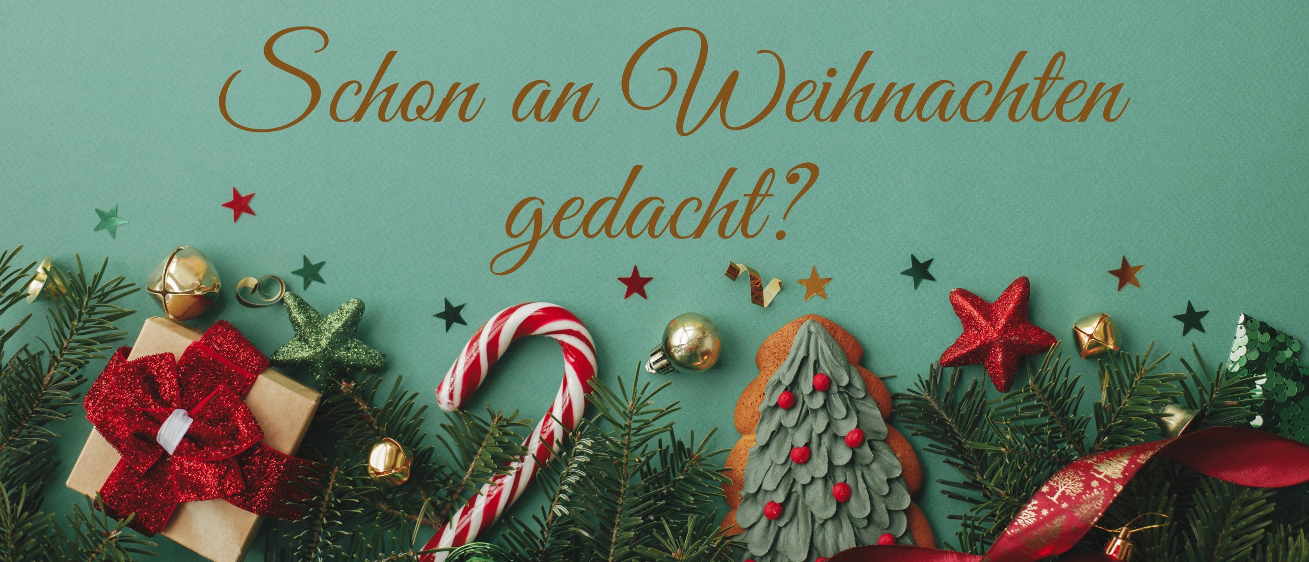 Der Slider zeigt ein Foto von einem weihnachtlichen Hintergrund mit Sternen, Lebkuchen und weihnachtlicher Deko. In goldener Schrift steht "Schon an Weihnachten gedacht?"