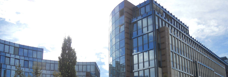 Das Foto zeigt einen Bürokomplex in der Stadt München, in dem sich der Circon Verlag befindet.
